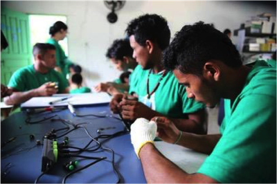 50 comunidades do Médio Juruá ganham lampiões solares feitos de garrafas PET
