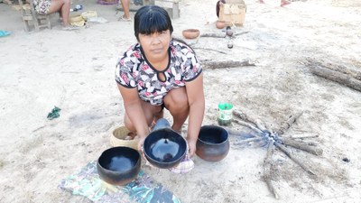 Artesanato indígena no Território Tupi Guaporé: fonte de renda e troca de conhecimento entre gerações