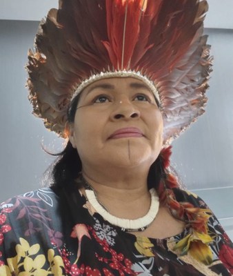 Ganhadora do prêmio Mulheres que Fazem a Diferença, indígena dá voz a seu povo